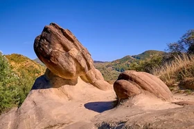 Kinh ngạc tảng đá bí ẩn nhất hành tinh, biết “sinh con” nhờ... nước mưa