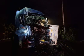 Container mất thắng đâm xe tải, đèo Bảo Lộc tắc nghẽn kéo dài đêm 4/11
