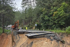 Báo động khẩn cấp hai điểm sạt lở lớn trên đèo Mimosa, QL20 