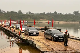 Lữ đoàn 249 tạm dừng cầu phao để lắp thêm đốt do nước Sông Lô dâng cao