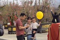 Chợ Tết Thanh niên Phú Thọ nhộn nhịp trở lại sau mưa rét