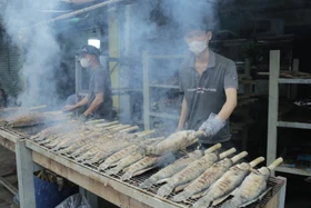 'Phố cá lóc nướng' vía Thần tài nhộn nhịp bất chấp giá... 'chóng mặt'