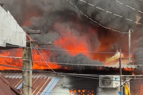 Cháy lớn phía sau chợ Bình Trưng TP HCM sáng 11/1