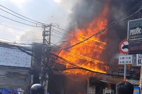 Hỏa hoạn nghiêm trọng thiêu rụi cửa hàng nội thất tại TP HCM