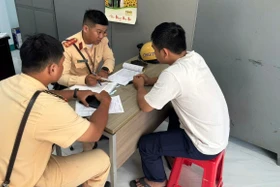 Xả thẳng nước thải xuống đường, tài xế xe rác bị phạt nặng