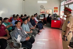 Hàng trăm công nhân 'nhận quà' đầu năm của CSGT