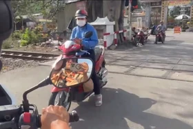 CSGT xử nghiêm vi phạm đường sắt, kể cả… người đi bộ