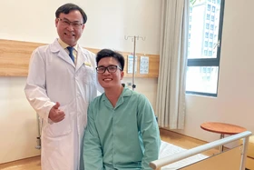 Từ Singapore về Vinmec tại Việt Nam chữa trị, bệnh nhân chấm dứt cơn đau dai dẳng kéo dài suốt 7 năm