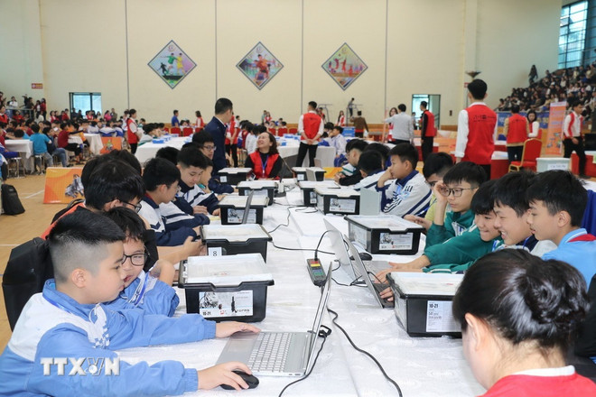 Nhiều trường học xây dựng các câu lạc bộ về thể thao, nghệ thuật, STEM (Khoa học, Công nghệ, Kỹ thuật và Toán học)... để học sinh được lựa chọn theo sở thích và khả năng. (Ảnh: Bích Huệ/ TTXVN)