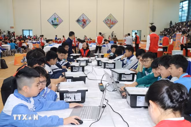 Nhiều trường học xây dựng các câu lạc bộ về thể thao, nghệ thuật, STEM (Khoa học, Công nghệ, Kỹ thuật và Toán học)... để học sinh được lựa chọn theo sở thích và khả năng. (Ảnh: Bích Huệ/ TTXVN)