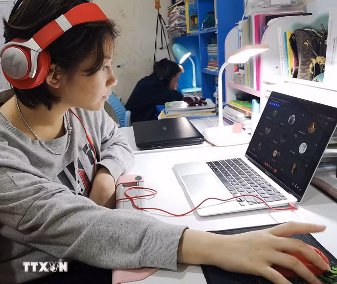 Học sinh Hà Nội học trực tuyến. (Ảnh: Thanh Tùng/TTXVN)