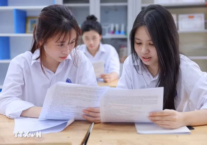 Học sinh nỗ lực ôn tập cho kỳ thi vào lớp 10. (Ảnh: Thanh Tùng/TTXVN)