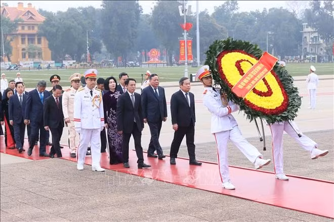 Thành ủy, Hội đồng nhân dân, Ủy ban nhân dân, Ủy ban Mặt trận Tổ quốc Việt Nam thành phố Hà Nội đến đặt vòng hoa viếng Chủ tịch Hồ Chí Minh. Ảnh: An Đăng/TTXVN