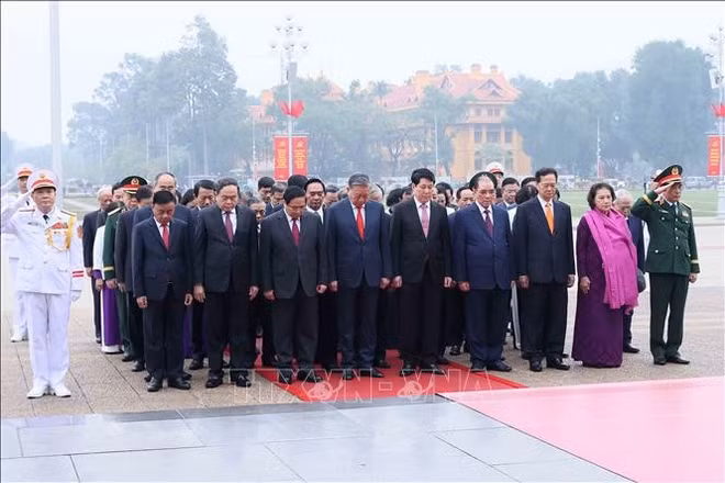 Lãnh đạo Đảng, Nhà nước tưởng niệm Chủ tịch Hồ Chí Minh nhân kỷ niệm 96 năm Ngày thành lập Đảng. Ảnh: An Đăng/TTXVN