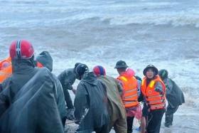 Bão số 10 Bualoi diễn biến phức tạp, 5 người thương vong