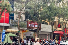 Chen chân mua vàng lấy vía, 'phố vàng' Hà Tĩnh nhộn nhịp ngày Thần Tài