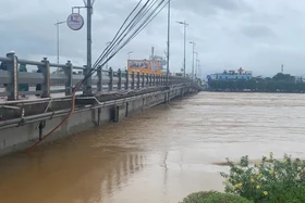 Nước sông Trà Bồng dâng cao, Quảng Ngãi cấm lưu thông qua cầu Châu Ổ 