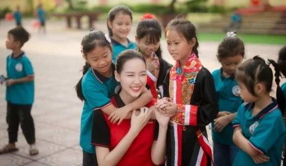 Hoa Hậu Bảo Ngọc 'giao nắng, chuyển yêu thương' đến trẻ em vùng lũ tại Lạng Sơn - Quảng Ninh