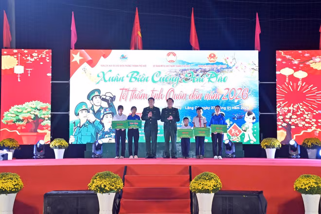 mang-tet-som-den-voi-nguoi-dan-bien-gioi-bien-o-hue.jpg