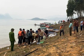 Thủ tướng yêu cầu khắc phục hậu quả vụ lật tàu chở khách hồ Thác Bà