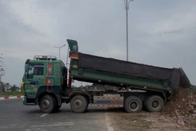 Khởi tố người đàn ông thuê xe tải đổ chất thải rắn ra môi trường