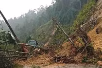 Bão số 10 gây mưa lớn kéo dài, nhiều xã miền Tây Nghệ An bị cô lập vì sạt lở 