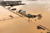 Thủ tướng yêu cầu khẩn trương hỗ trợ Nhân dân khắc phục hậu quả bão số 10