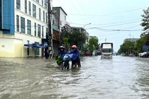 Nghệ An mưa trắng trời trước giờ bão số 10 Bualoi áp sát Biển đông