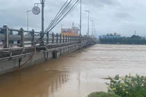 Nước sông Trà Bồng dâng cao, Quảng Ngãi cấm lưu thông qua cầu Châu Ổ 