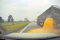 CSGT xử phạt tài xế làm rơi 3 tấn ngô hạt trên đường cao tốc