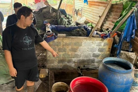 Tạm giữ hình sự 3 đối tượng xả chất thải nguy hại ven sông Đuống