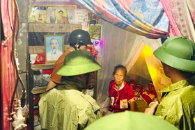 Bão số 10 gây sập nhà, 4 người ở Thanh Hoá kịp thời thoát nạn
