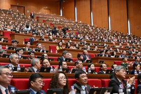 Các đại biểu dự phiên thảo luận tại hội trường về các Văn kiện Đại hội.