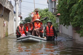 Hà Nội di dời dân khỏi vùng ngập nặng do mưa lũ