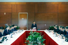 Đại biểu thảo luận tại Đoàn các văn kiện Đại hội XIV của Đảng