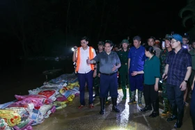 Thủ tướng thị sát ứng phó ngập lụt đêm ở Hà Nội