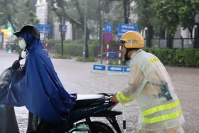 CSGT dầm mưa hỗ trợ người dân ngày ngập lụt 