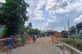 Sập cầu Kliếc do lũ, giao thông Gia Lai bị tê liệt tạm thời