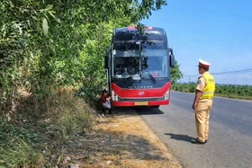 CSGT Quảng Ngãi xử phạt xe khách chở quá số người quy định