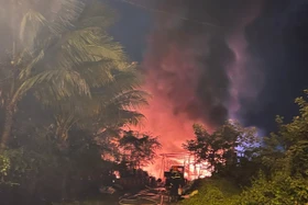 Kho phế liệu cháy dữ dội tại Quảng Ngãi, lực lượng cứu hỏa nỗ lực dập lửa