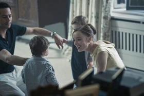 Dylan O'Brien và Phoebe Dynevor nên duyên trong 'drama gia đình' căng thẳng nhất dịp cuối năm