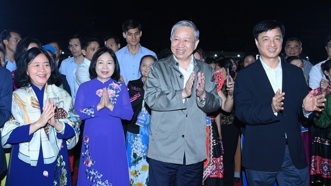 Tổng Bí thư Tô Lâm và Chủ tịch Ủy ban Trung ương MTTQ Việt Nam Bùi Thị Minh Hoài chung vui Ngày hội đại đoàn kết toàn dân tộc với nhân dân phường Thượng Cát, thành phố Hà Nội ngày 14/11/2025