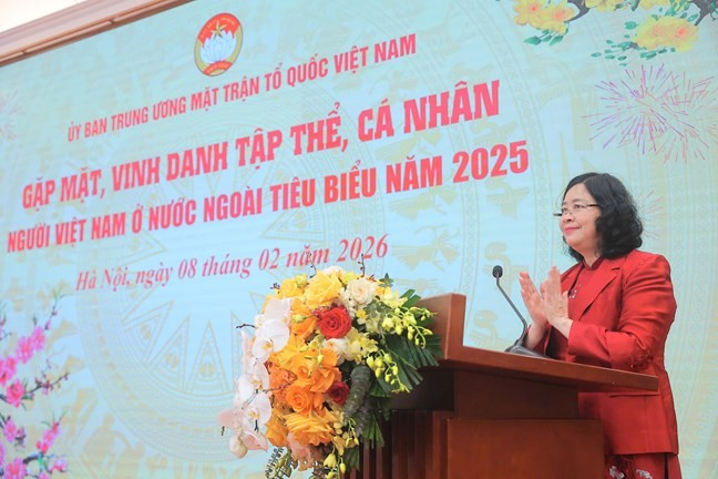 Bà Bùi Thị Minh Hoài, Ủy viên Bộ Chính trị, Bí thư Trung ương Đảng, Bí thư Đảng ủy Mặt trận Tổ quốc, các đoàn thể Trung ương, Chủ tịch Ủy ban Trung ương Mặt trận Tổ quốc Việt Nam