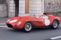Ferrari 250 Testa Rossa 1957 làm xe dâu của tay đua Charles Leclerc