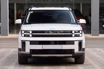 Hyundai SantaFe Hybrid 2025 lăn bánh 3.700 km, lỗ cả trăm triệu sau bán lại