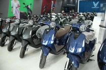 Giá xăng tăng, nhiều xe máy điện đồng loạt giảm giá tăng sức bán