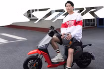 Xe máy điện Honda S09R siêu gọn nhẹ, pin lithium chạy 80 km/lần sạc