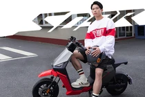 Xe máy điện Honda S09R siêu gọn nhẹ, pin lithium chạy 80 km/lần sạc