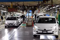 Hàng chục ngàn xe Toyota hybrid bị triệu hồi vì mất điện có thể gây cháy nổ
