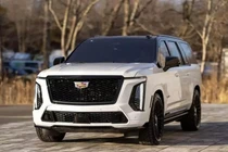 Cadillac Escalade ESV 2025 có giá đắt hơn cả siêu SUV Lamborghini Urus